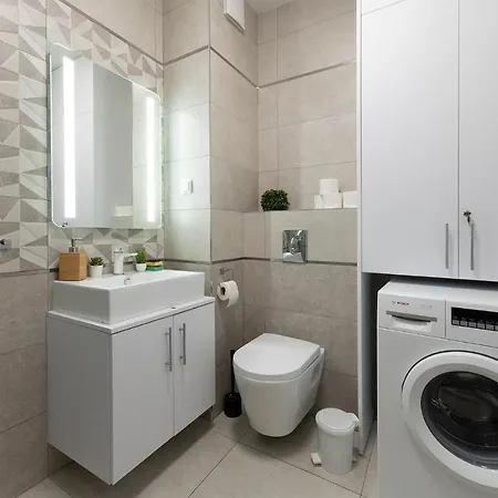 Luxury In -1-bright-secured-free Parking