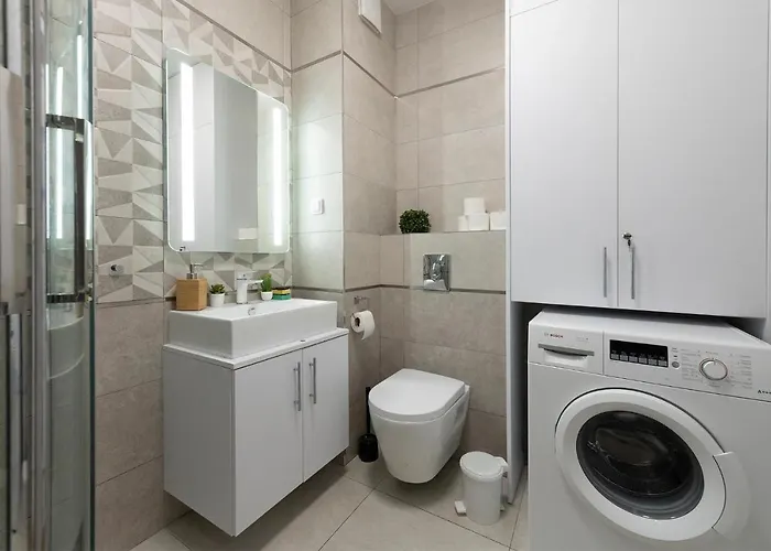 Luxury In -1-bright-secured-free Parking