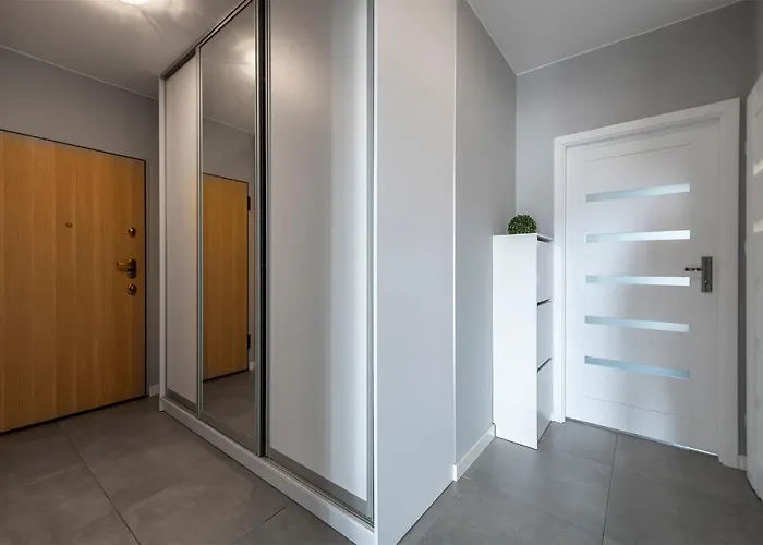 Luxury In -1-bright-secured-free Parking * Łódź